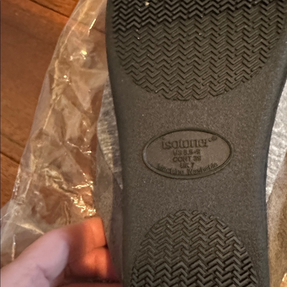 Women’s Isotoner Signature Charcoal Slippers 8.5-9 - Picture 4 of 7